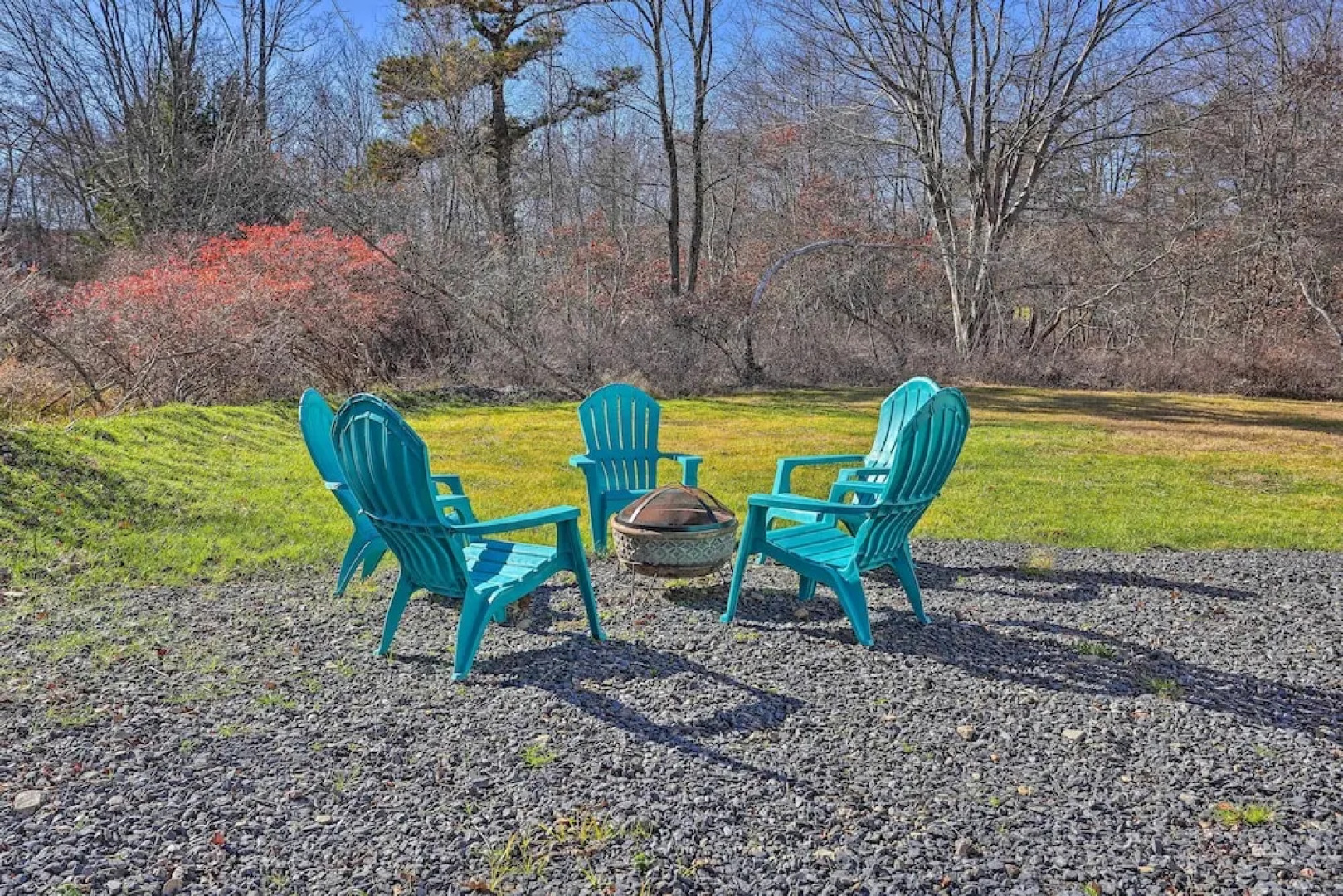 Cozy House: Surrounded by Community Lakes!