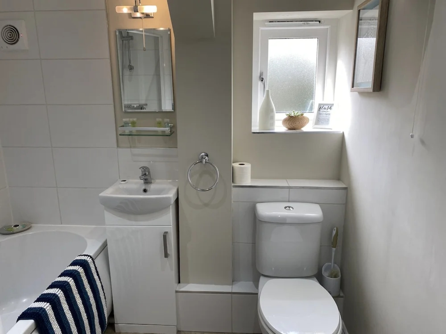 Modern 2-bed House and Parking Tibshelf Derbyshire