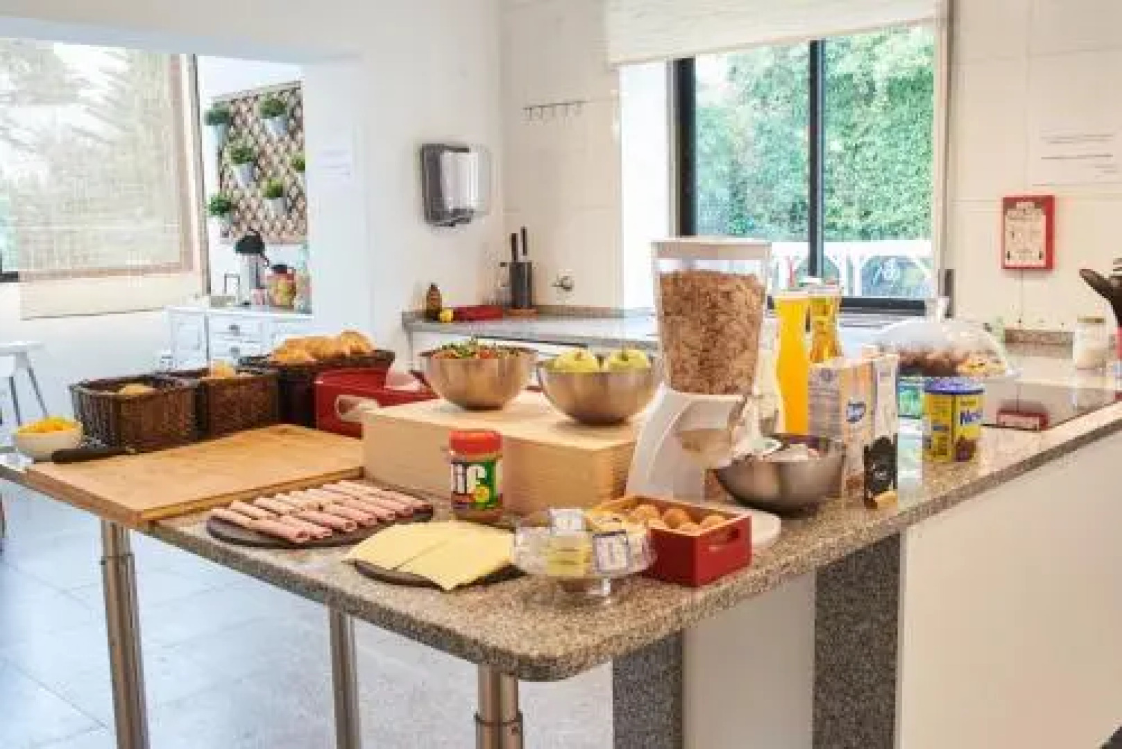 Cascais Cool Hostel Suites & Pool