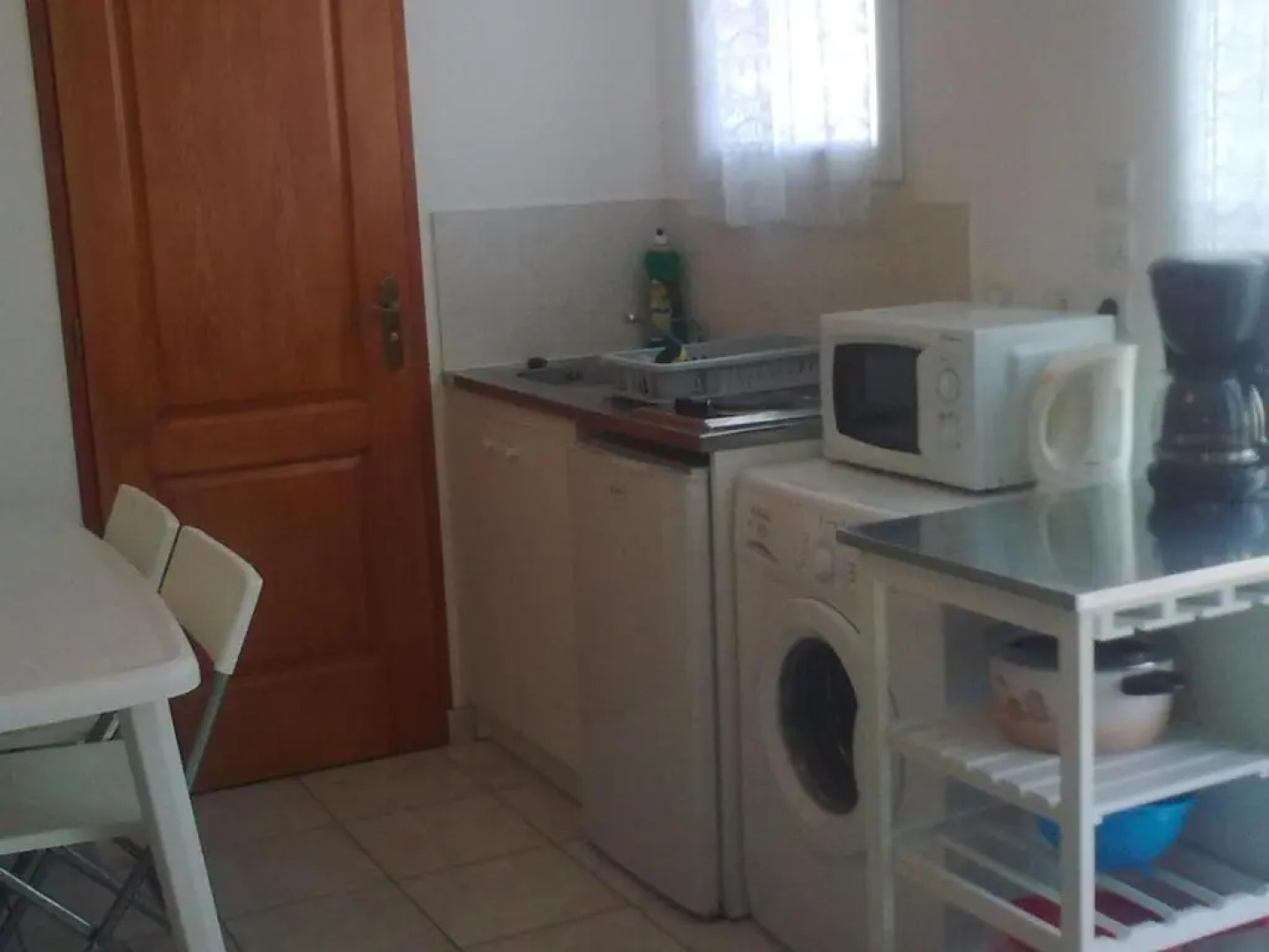 STUDIO CLIMATISE. Proche parking, commerces et mer