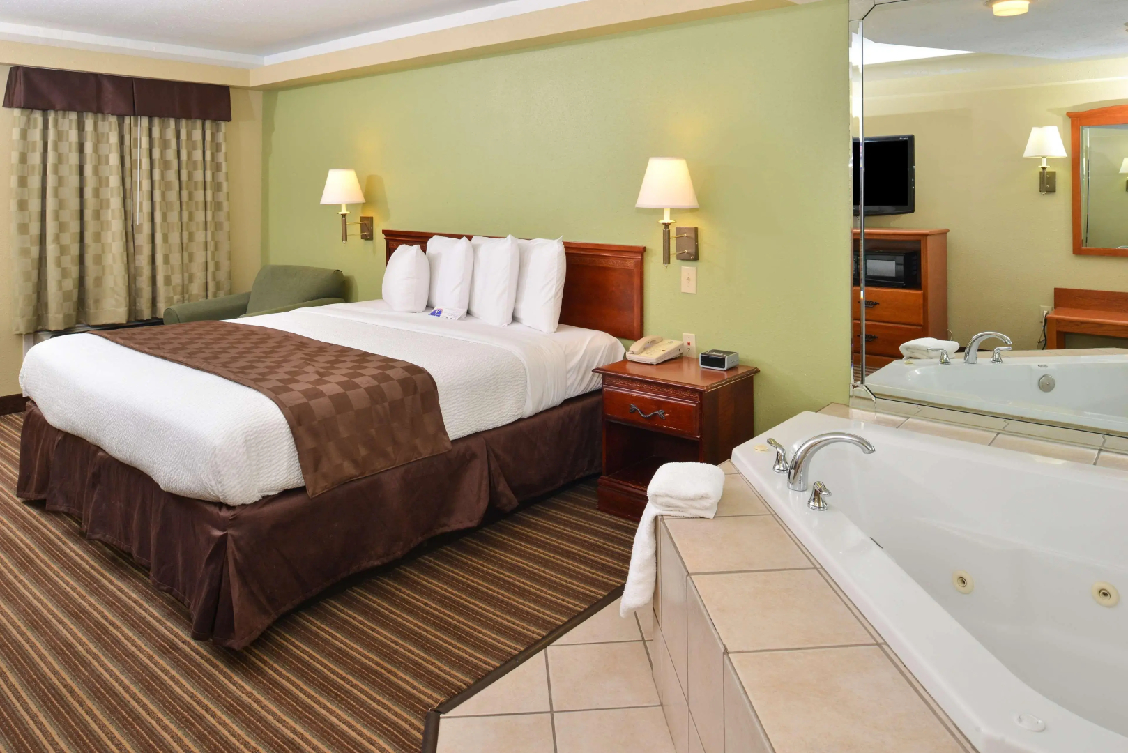 Americas Best Value Inn & Suites University Ave