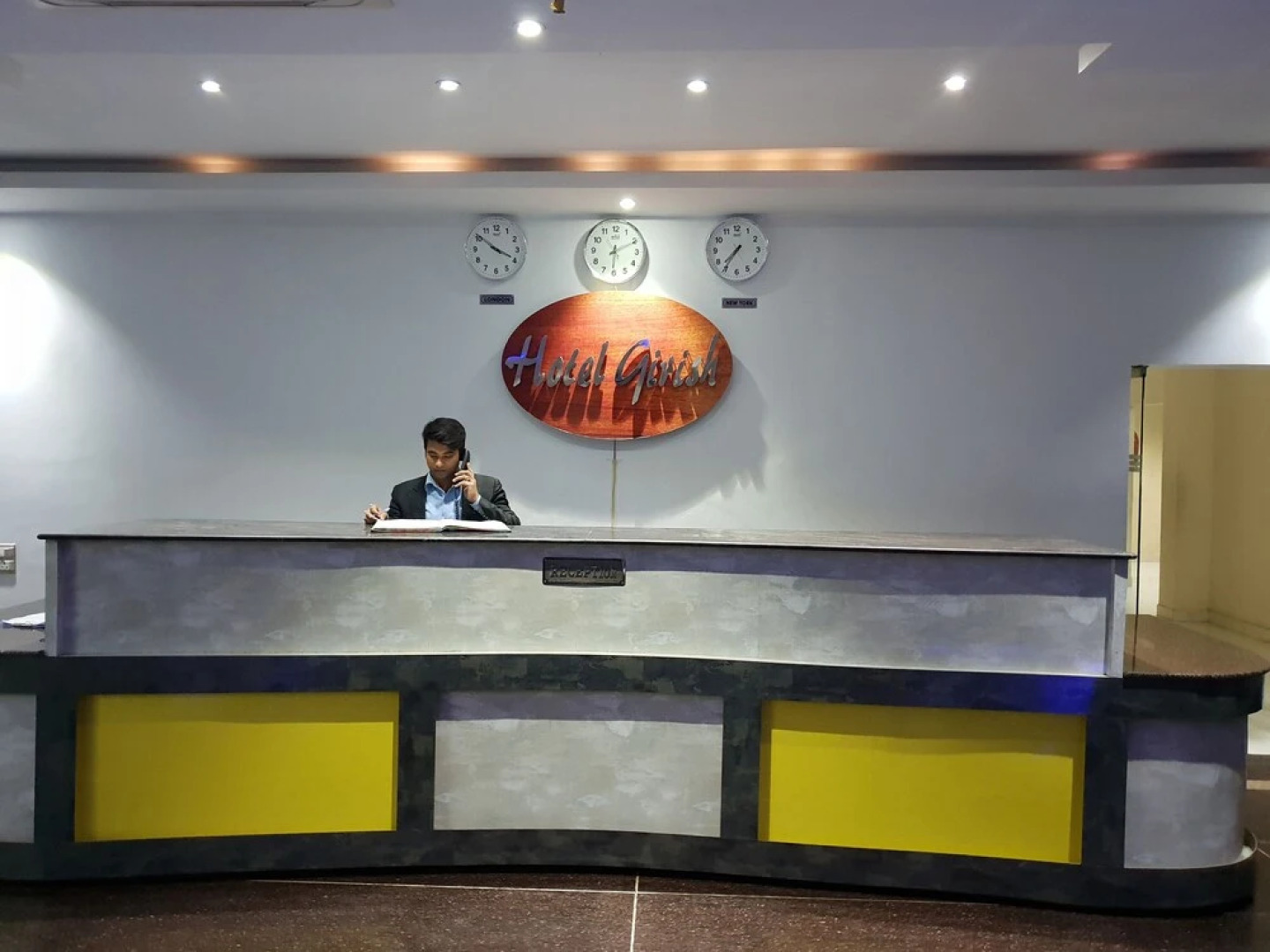 OYO 28336 Hotel Girish