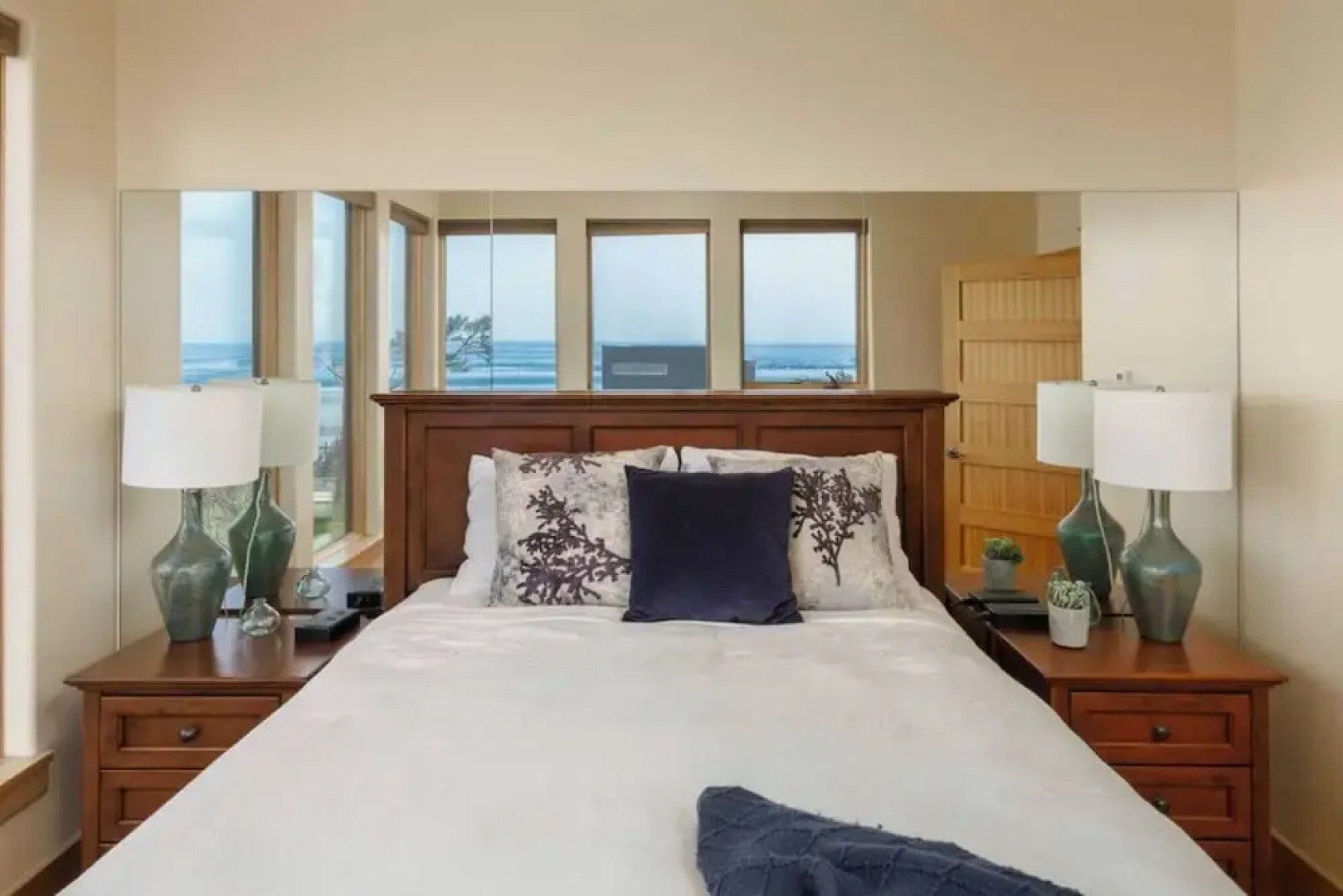 The Castle Rock Estate by Avantstay Steps From Arch Cape Beach w/ Hot Tub & Sauna