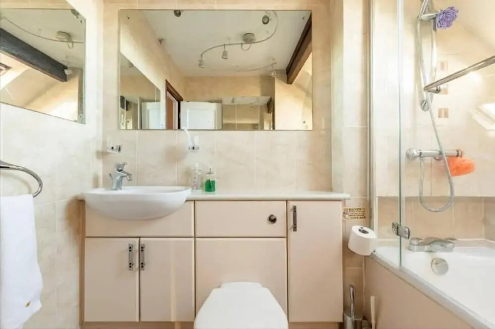 WILLOW RIDGE - a large country house with 3 rental rooms