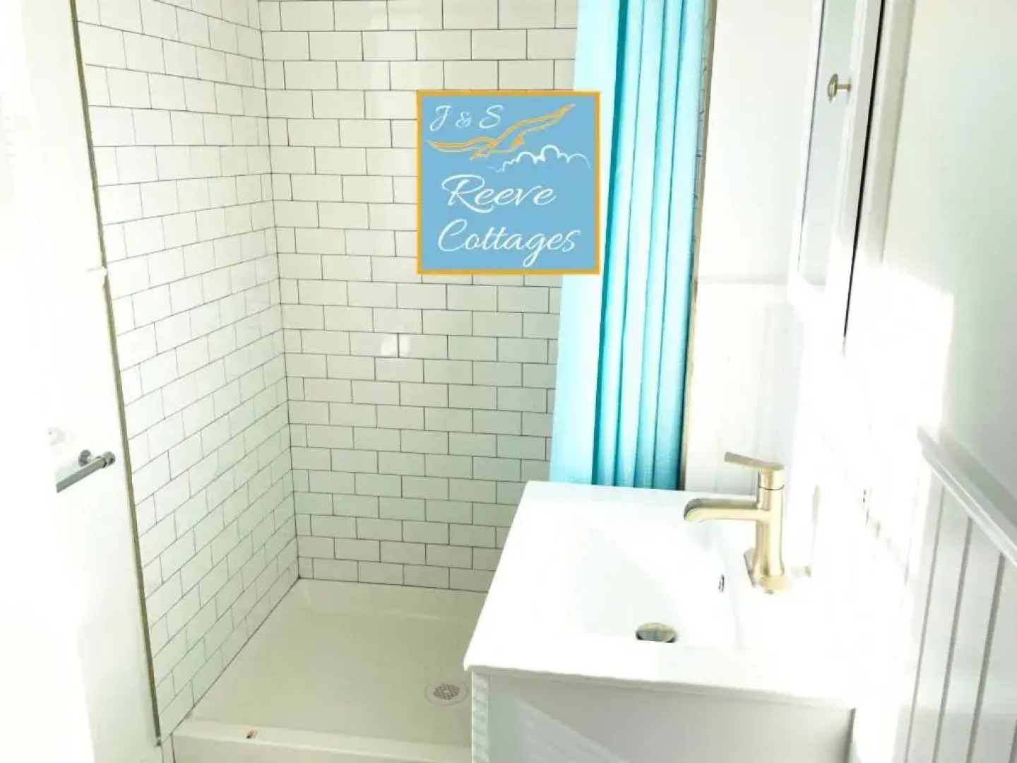 Premier Waterfront Cottage 3