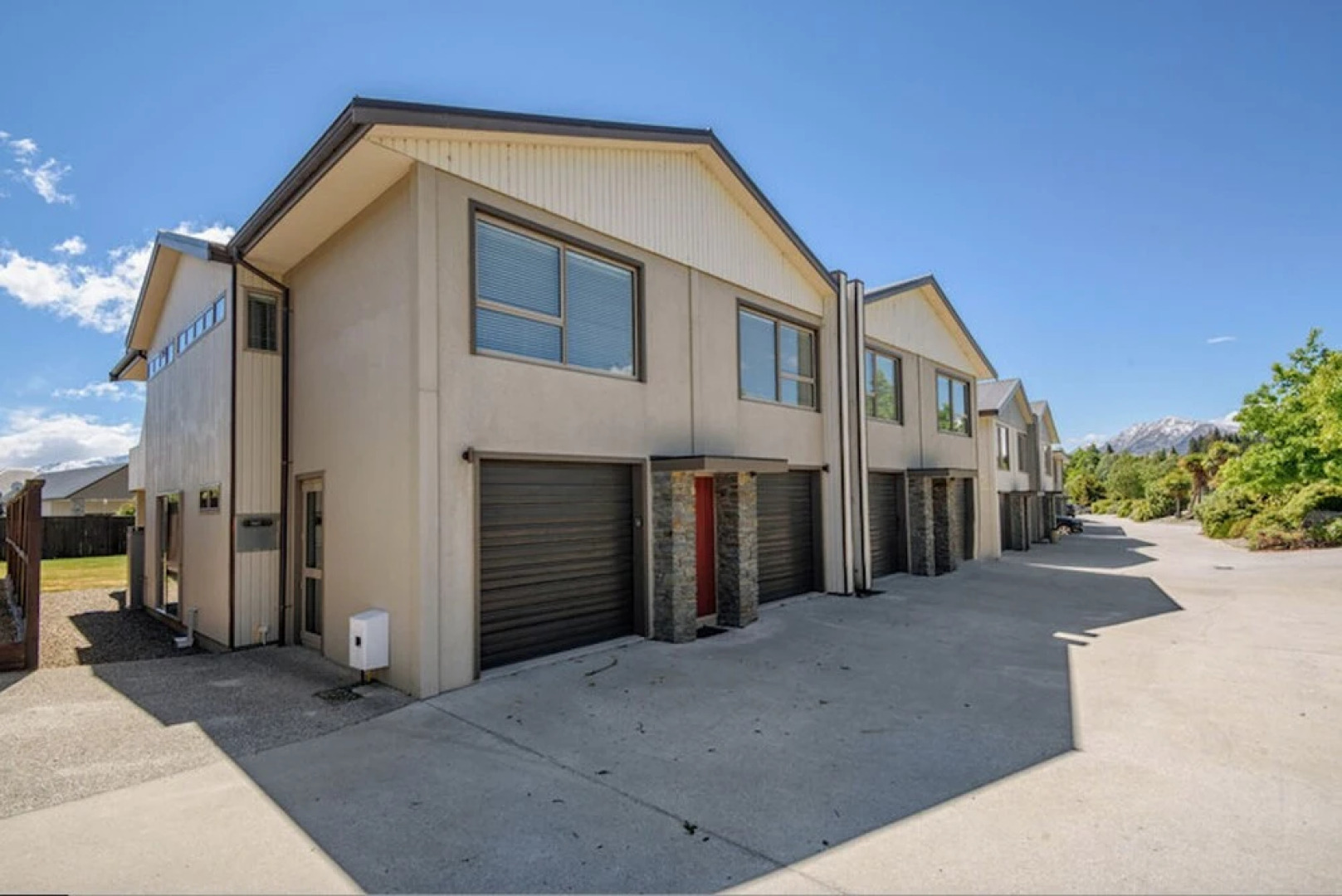 Toodle's Super Six in Wanaka w Mountain Views