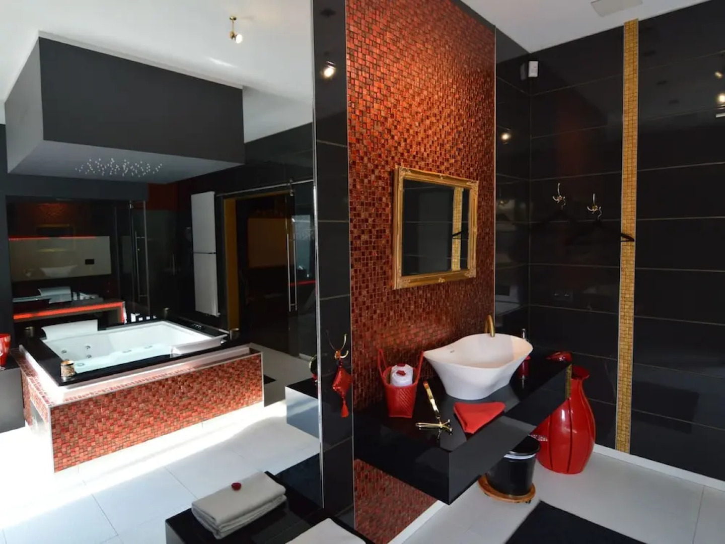 Deluxe Holiday Home in Welkenraedt with Hot Tub & Steam Shower