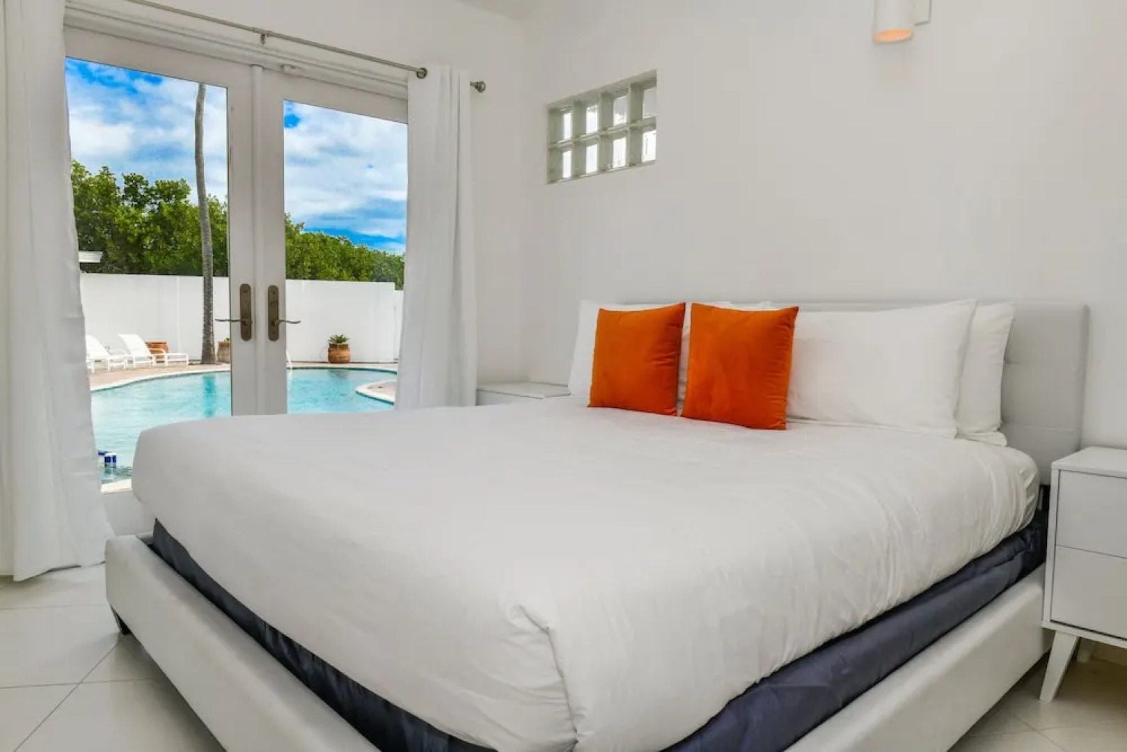 Ocean Front 7-bedroom 7-bath Sunset Views Malmok!