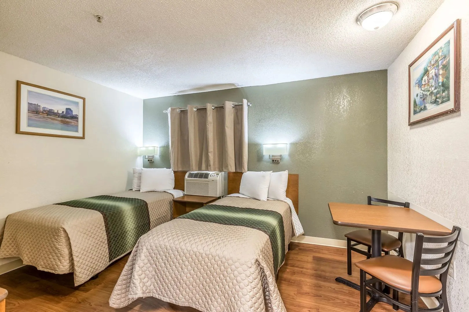 HomeTowne Studios by Red Roof St. Louis - Airport/ N Lindbergh