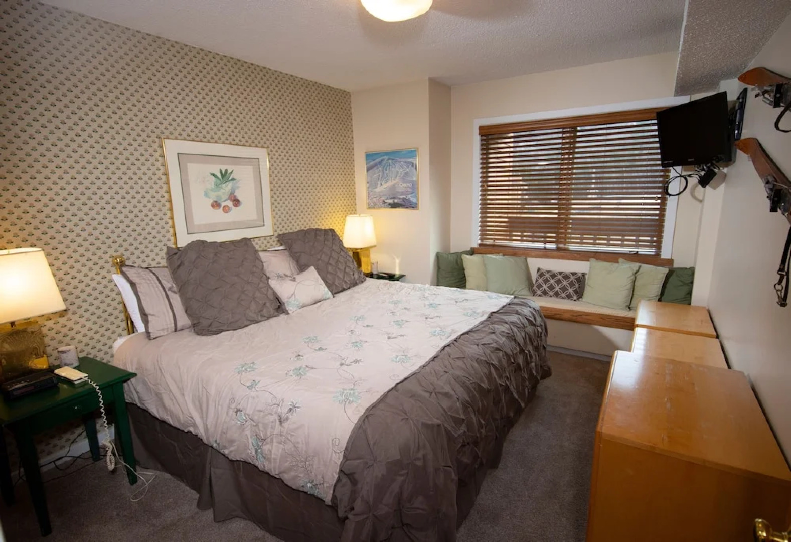 Mountain Lodge At Okemo-1br Fireplace & Updated Kitchen 1 Bedroom Condo by RedAwning