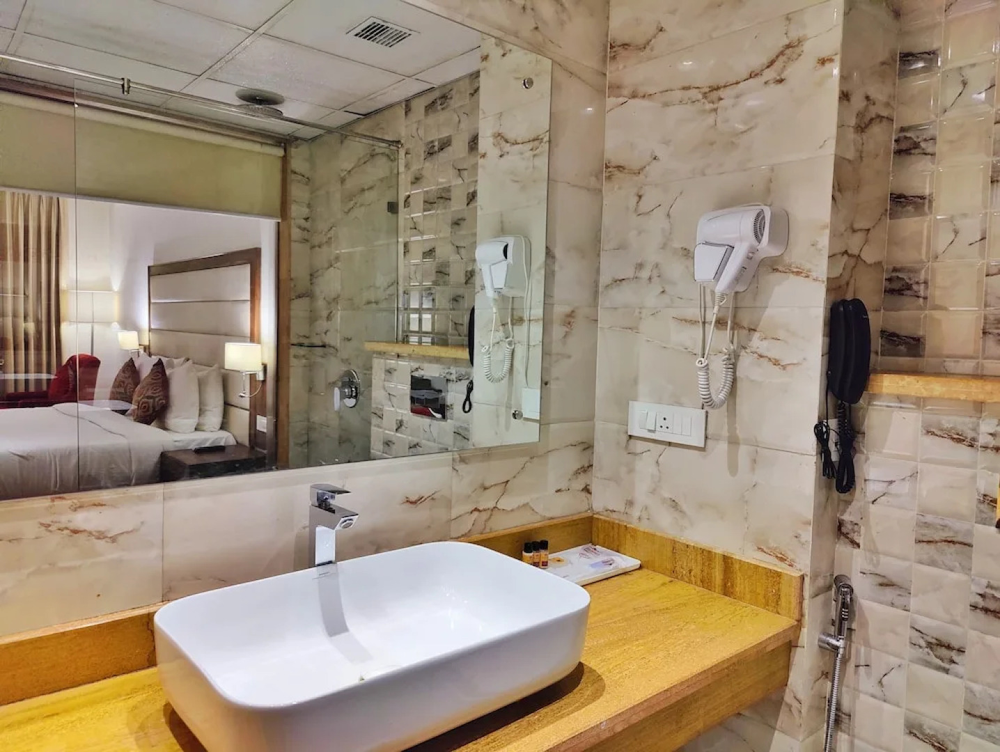 Royale Retreat Hotel & Spa Near Mall Road