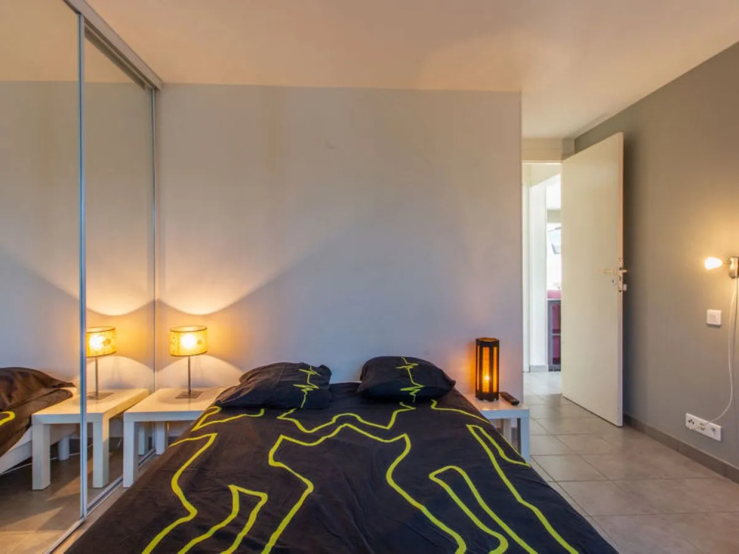 Les Bai?nes (VIB220)