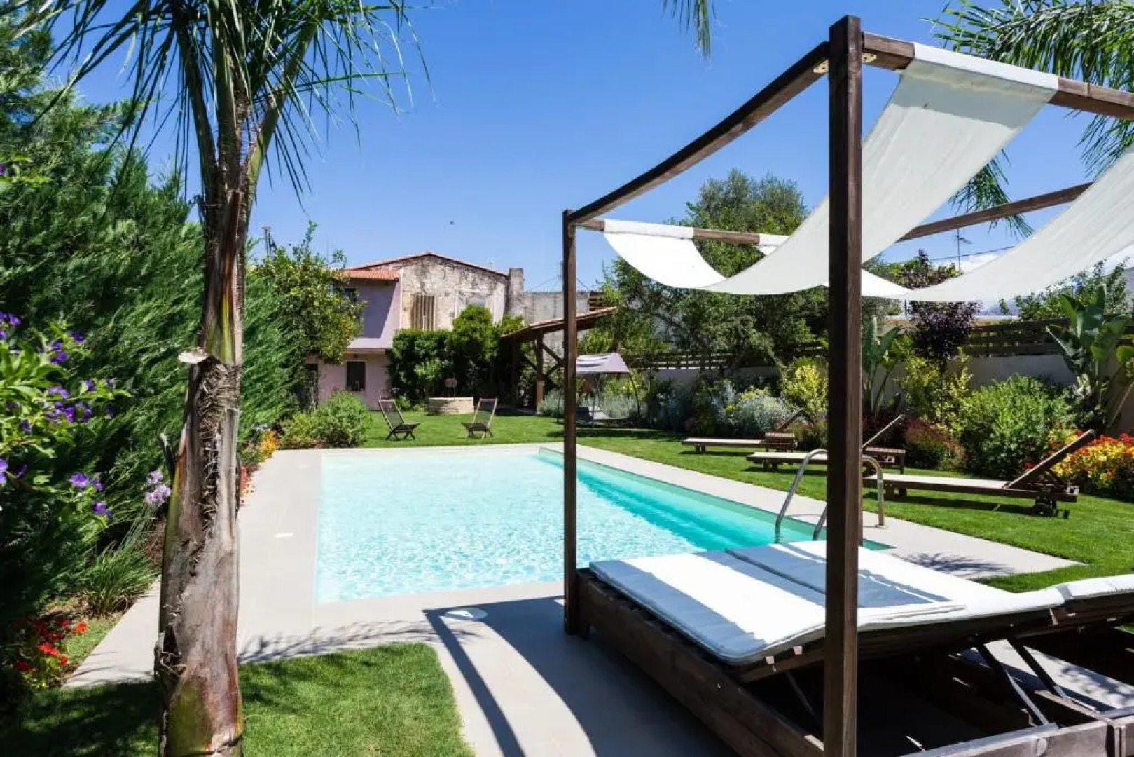 Beautiful & spacious villa with 38sqm pool & BBQ!