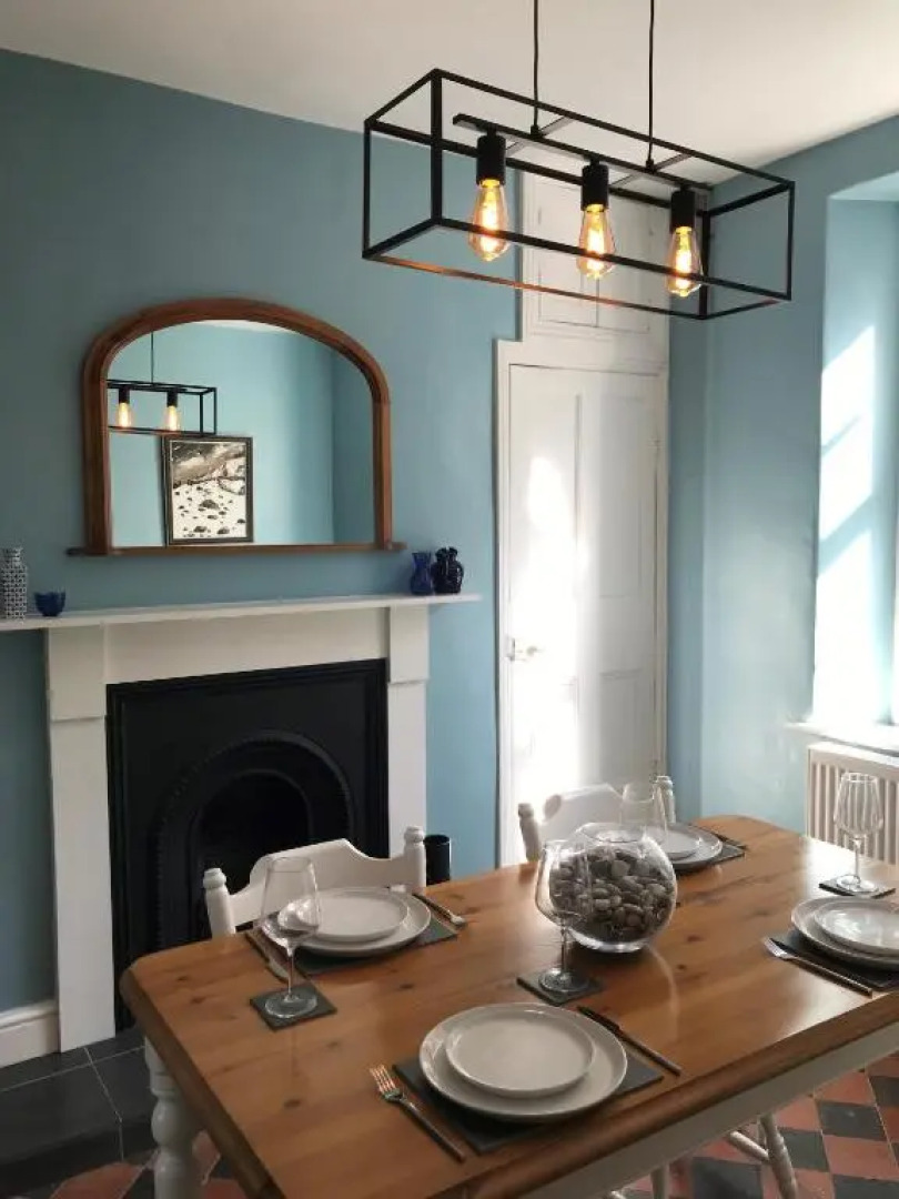 2 bed period cottage sleeps 4 in central Crickhowell