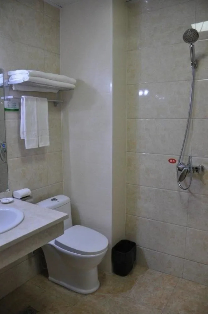 Yichuan Longsheng Business Hotel