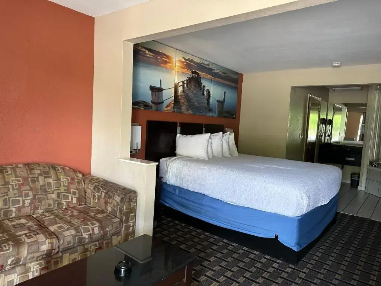 Days Inn & Suites Pine Bluff