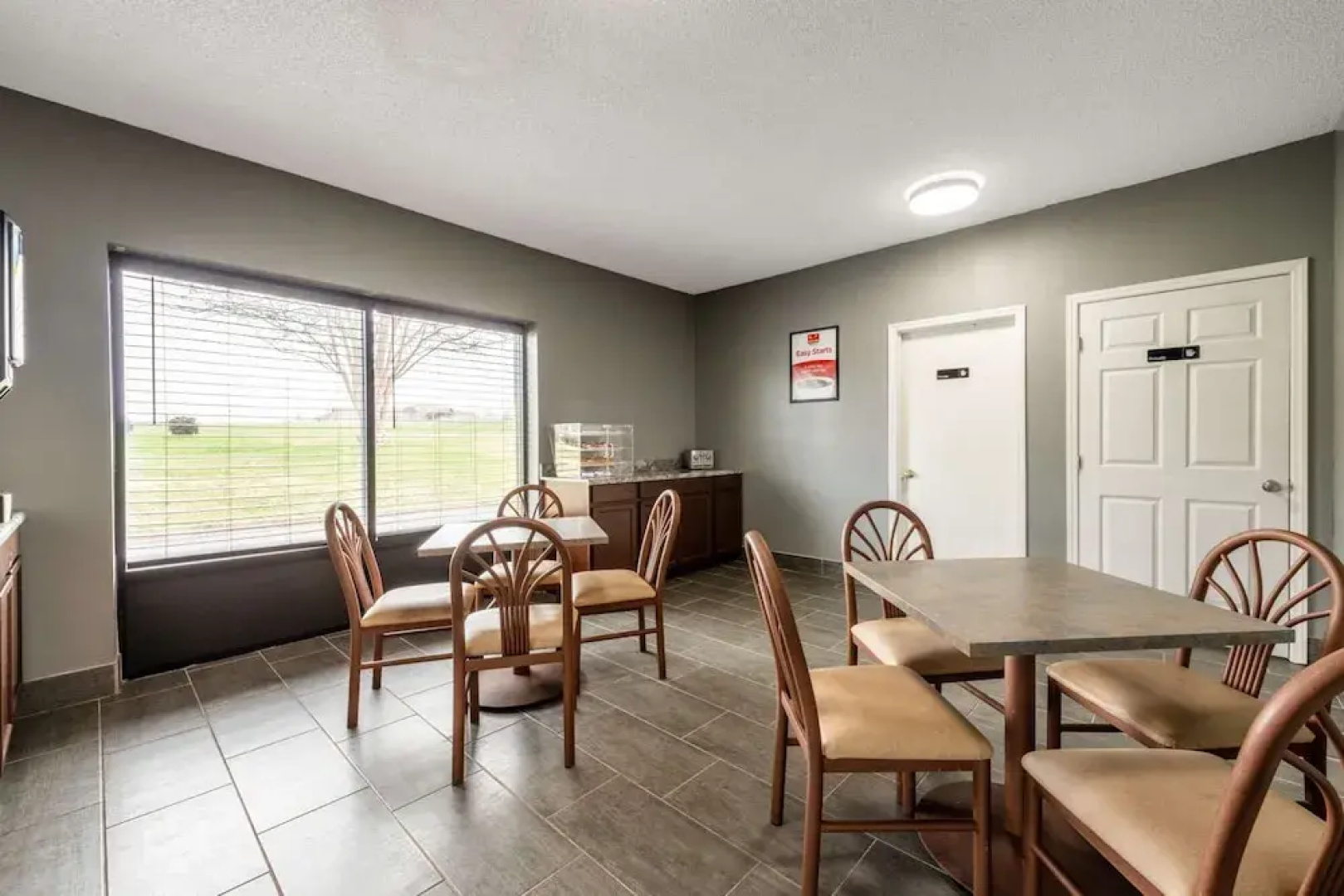 Econo Lodge Inn & Suites