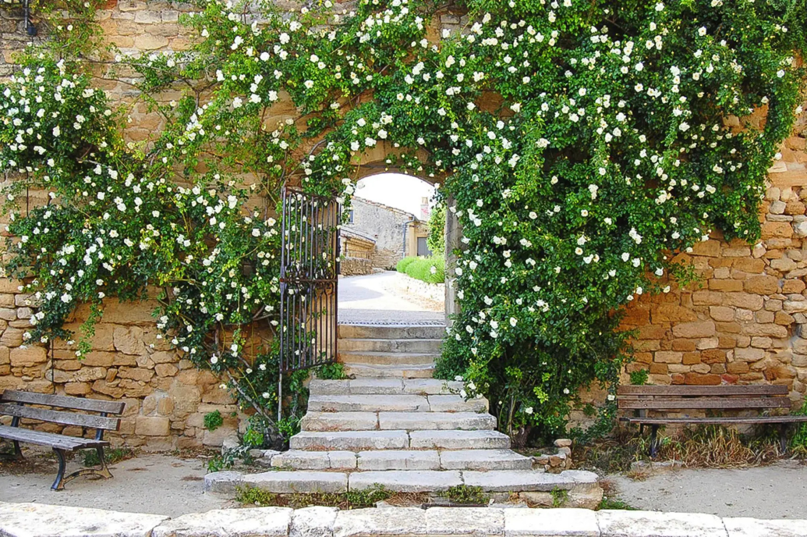 Pretty stone house with own terrace and private garden, Grignan