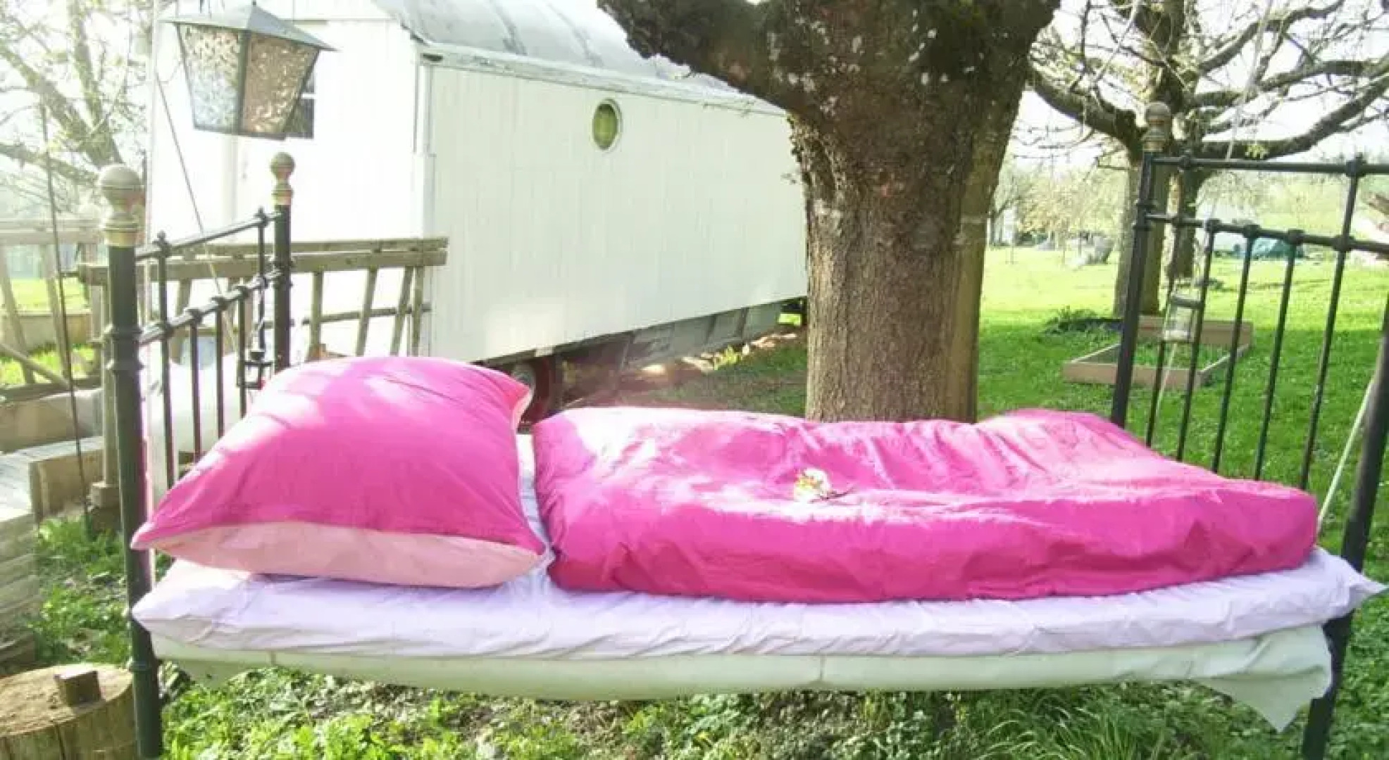 Kleines Haus im Grünen, Zirkuswagen, Hängebett & Zimmerli