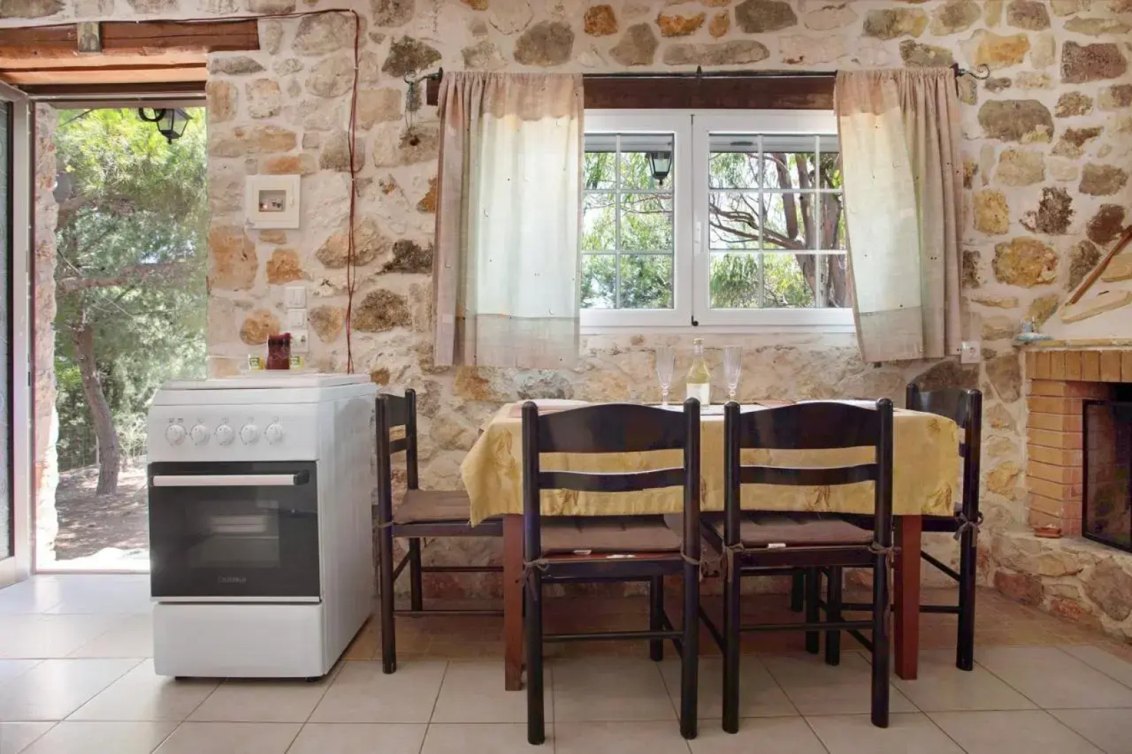 Lithahiro stone house