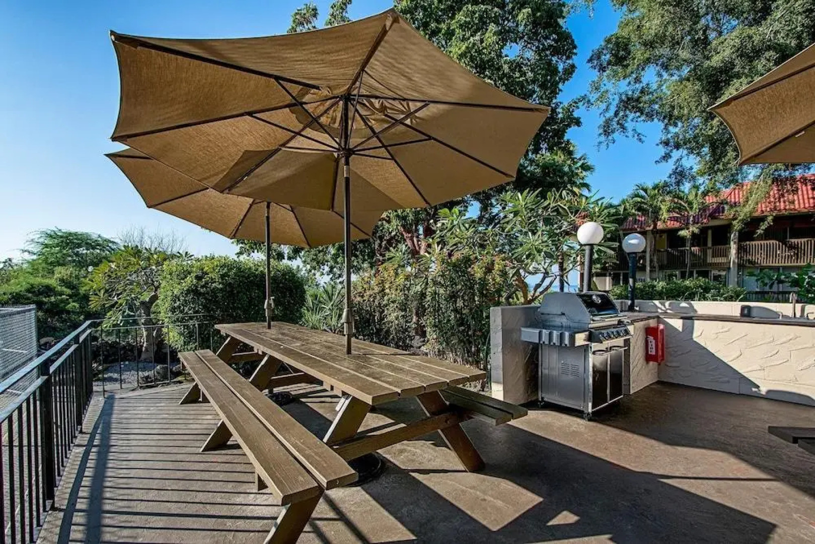 Kona Mansions - Studio condo by RedAwning