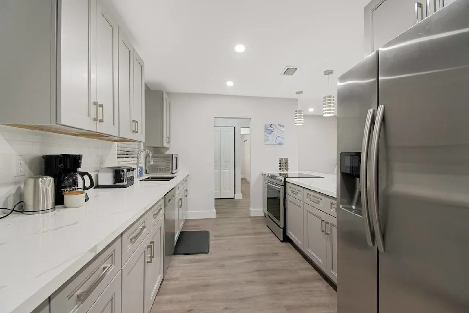 Comfortable Luxurious Home with Hot Tub, Near the Beach