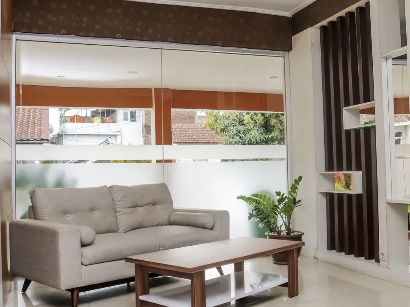 Ten House Guest & Resto by RedDoorz