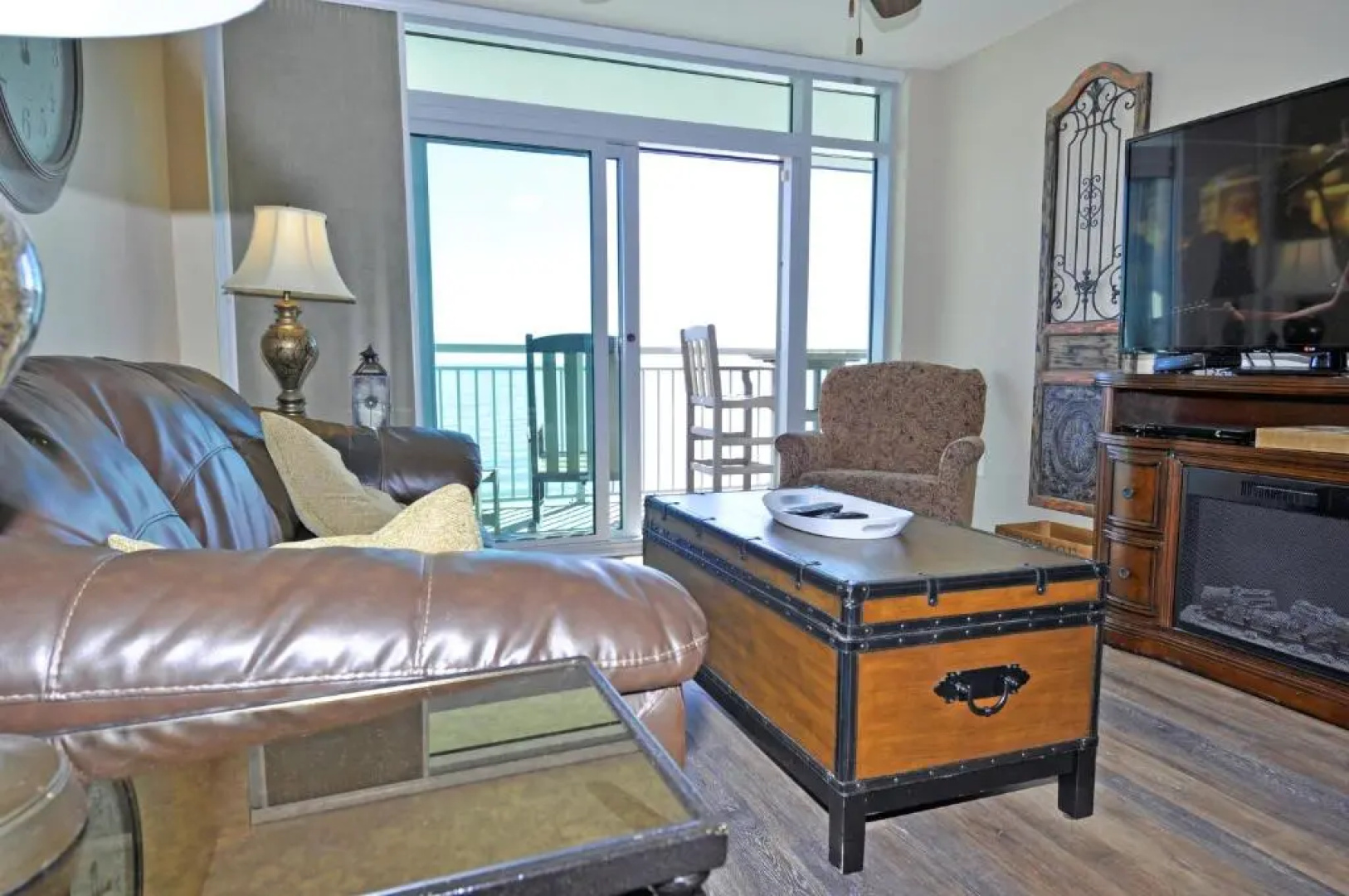 Oceanfront Well Maintained, Walk to Boardwalk, Beach Bars, 902