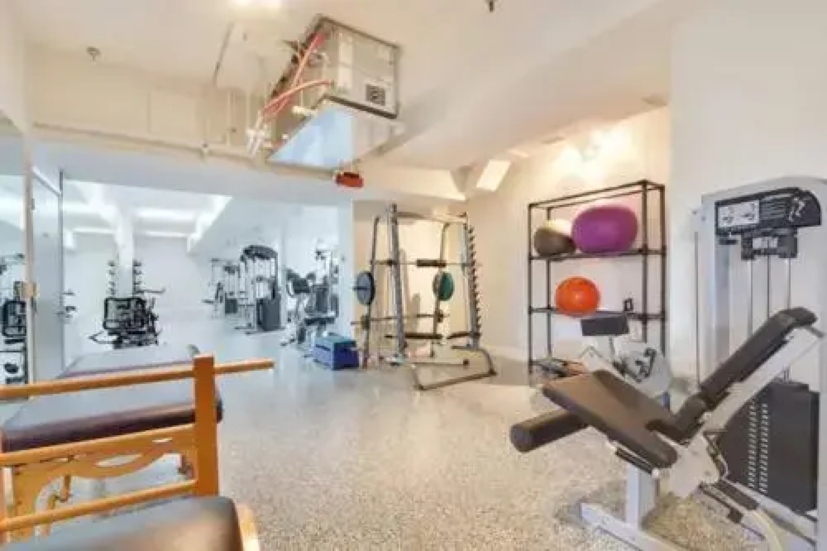 Tropical Beach Condo - Pool, Parking, 86" TV, WiFi