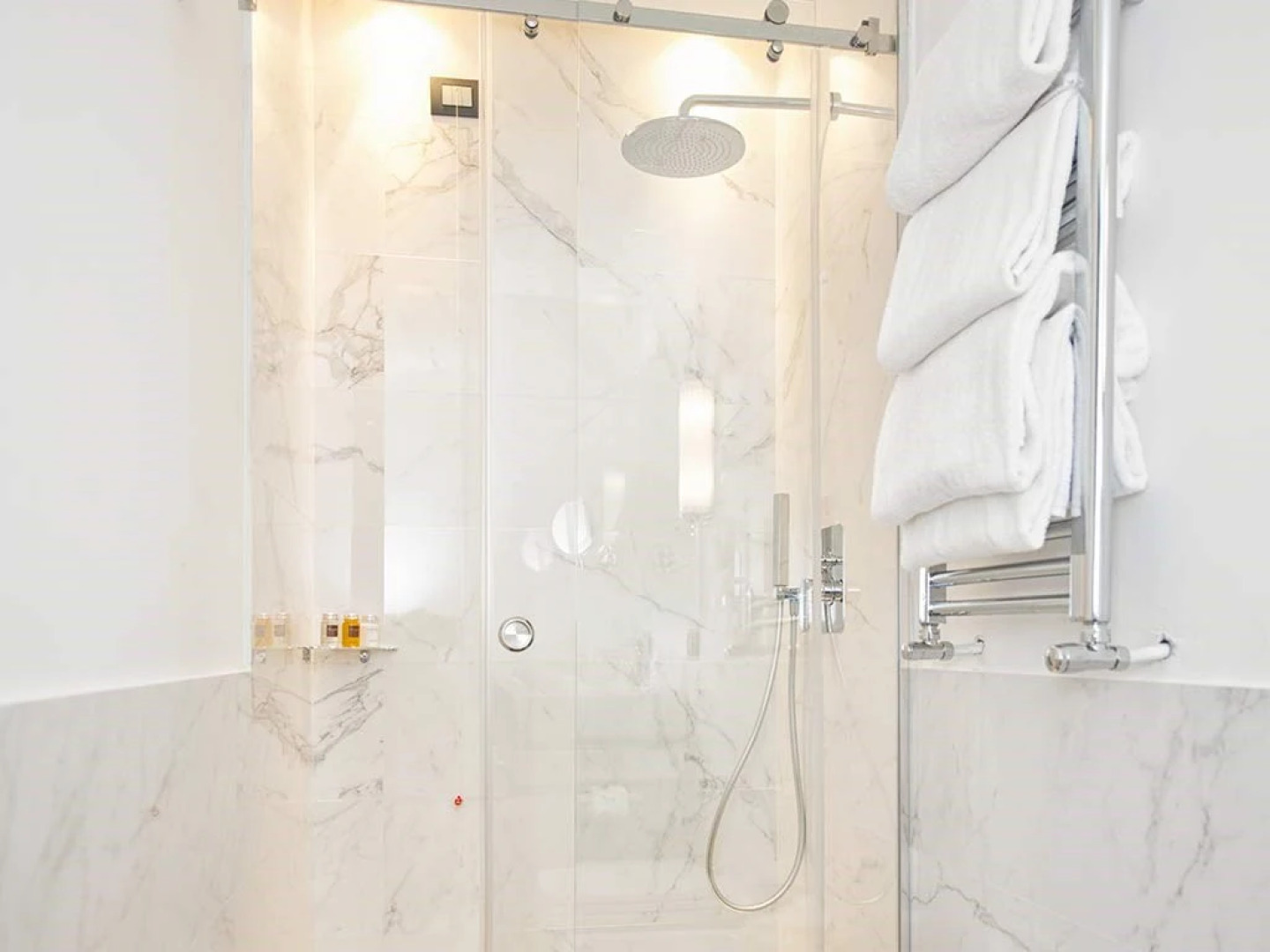 Отель The Independent Suites