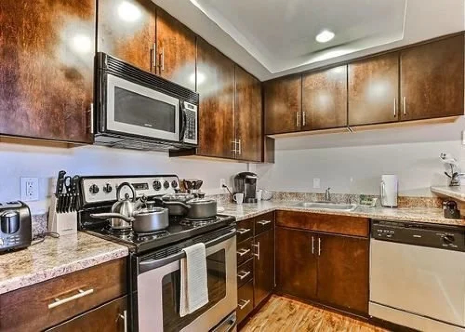 Hot Downtown1 Br apts in Palo Alto by RedAwning