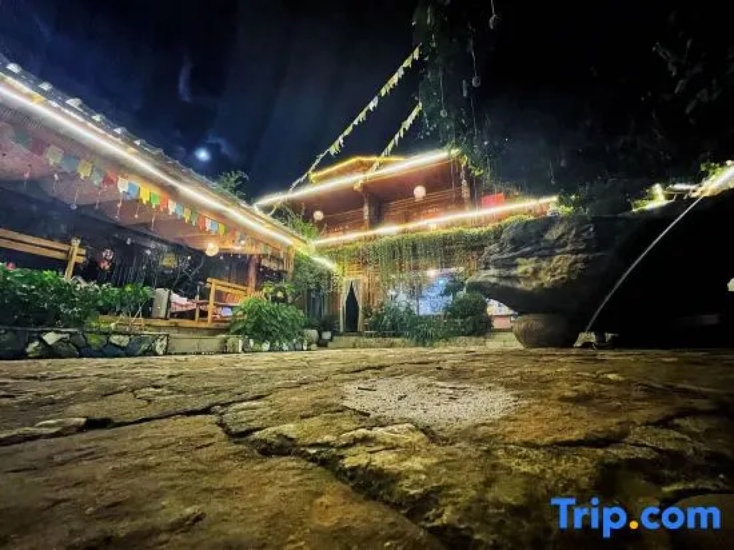 Qiuniang House Lugu Lake