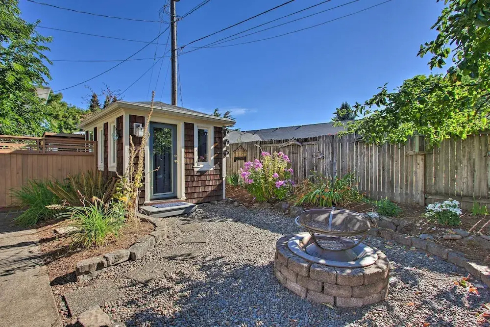 Eugene Retreat: Large Yard + Central Location