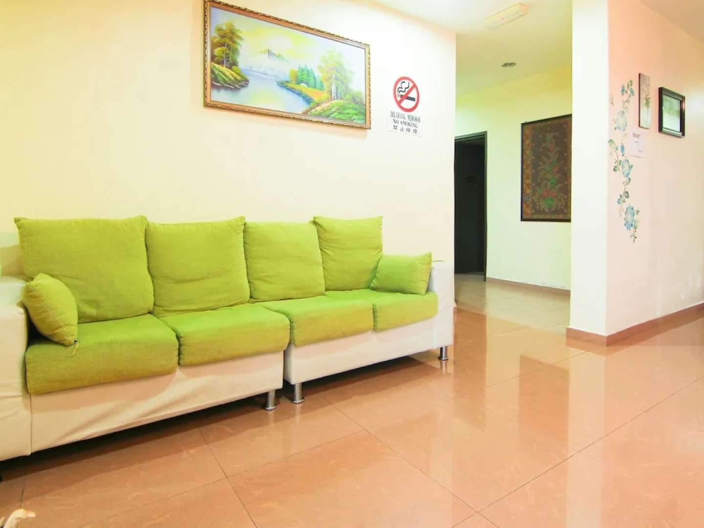 OYO 43962 Ezzy In Hotel