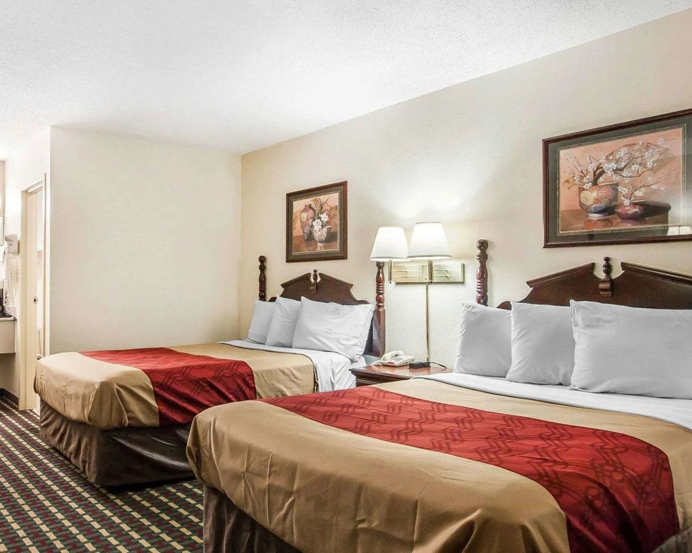 Econo Lodge Inn & Suites