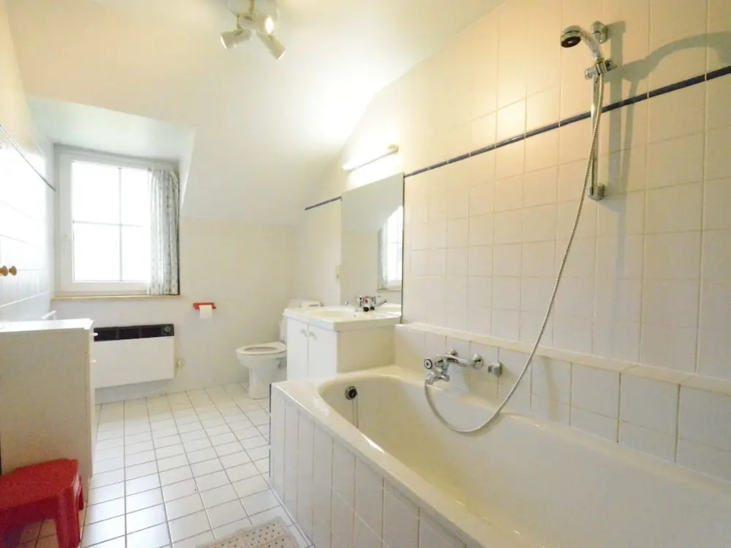 Spacious Villa Near Lesse