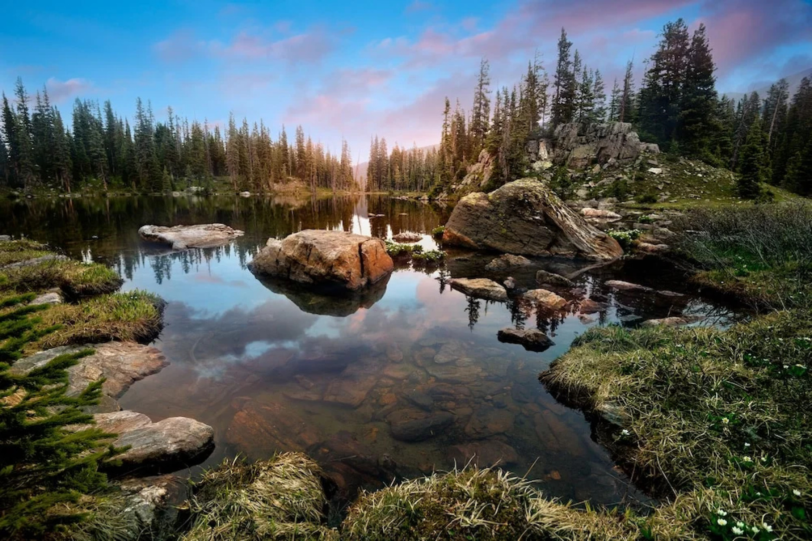 Secluded Mountain-view Log , Near Snow Trails 2 Bedroom Home