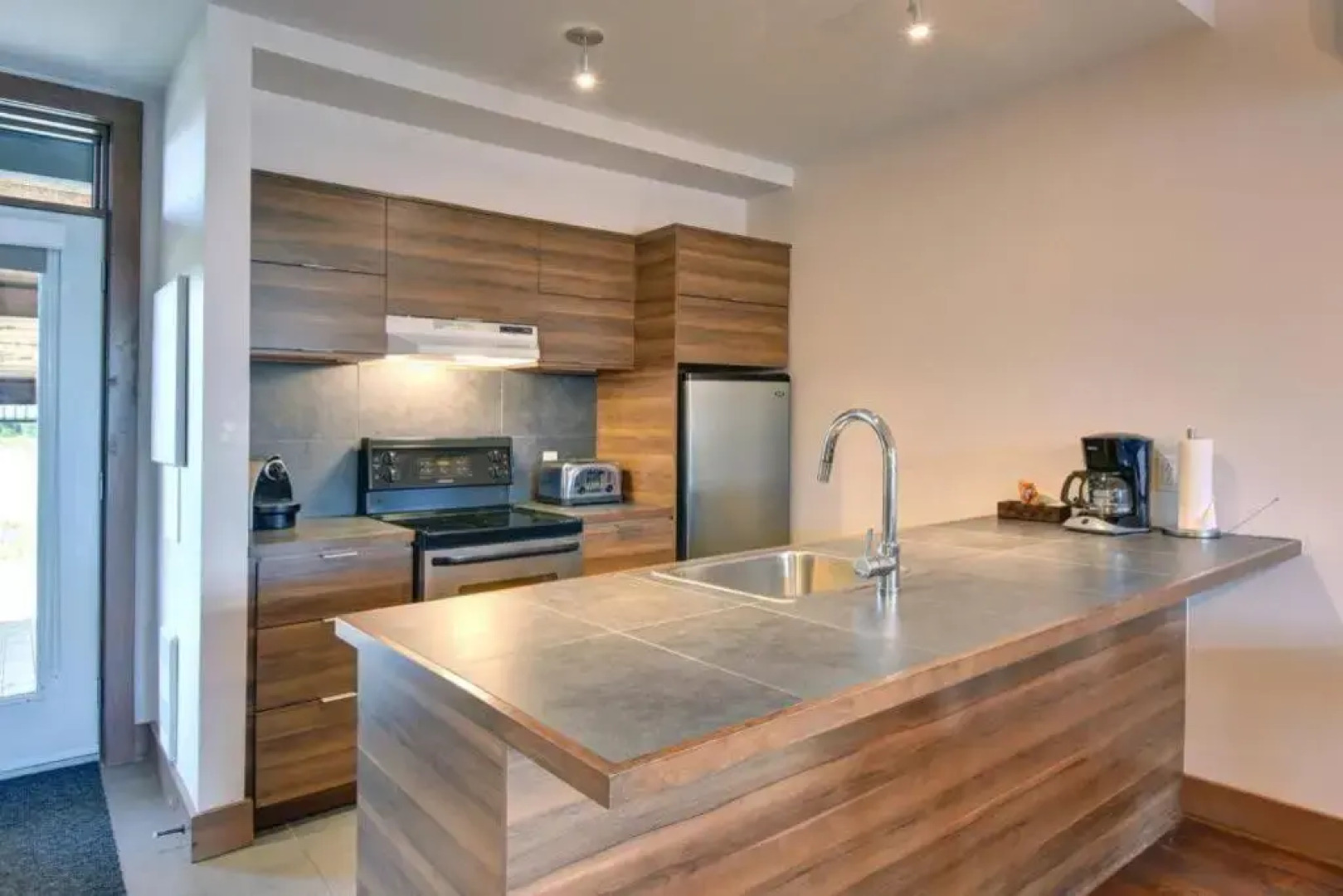 Deluxe Suite - View on Lake & 6 Min from Tremblant Versant Nord