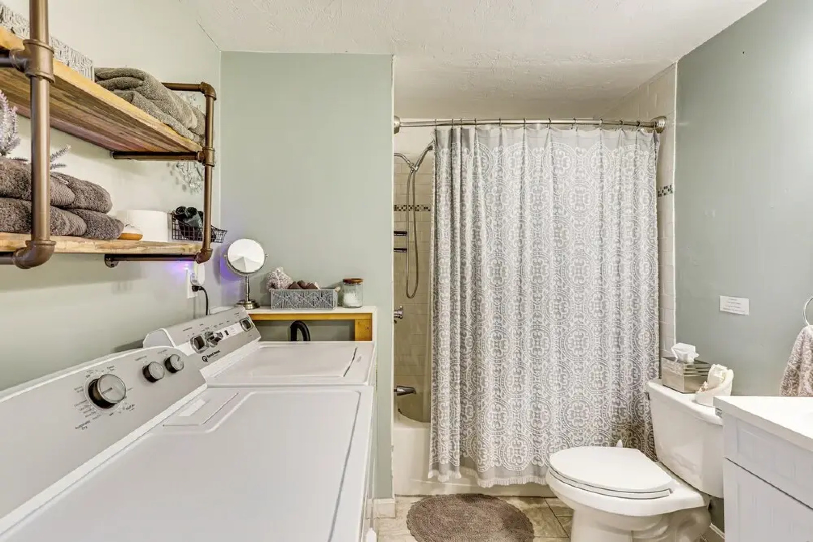 Lakefront Cottage 2 Mi to Palladium in Worcester!