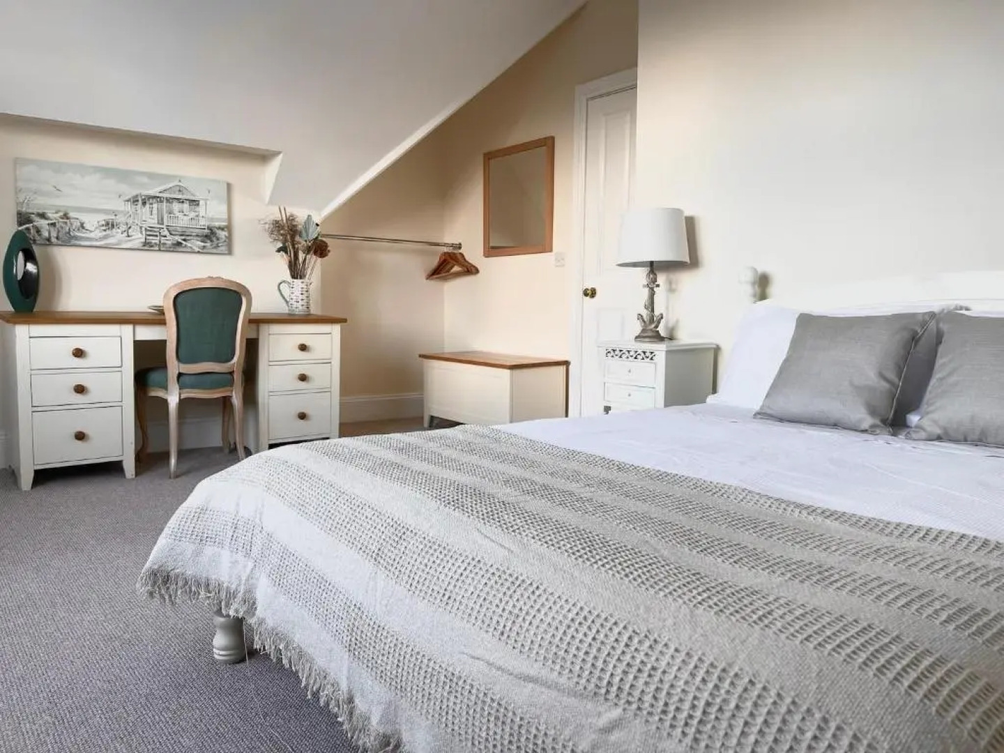 Regal Retreat Modern 2 bed apartment 400m from sea