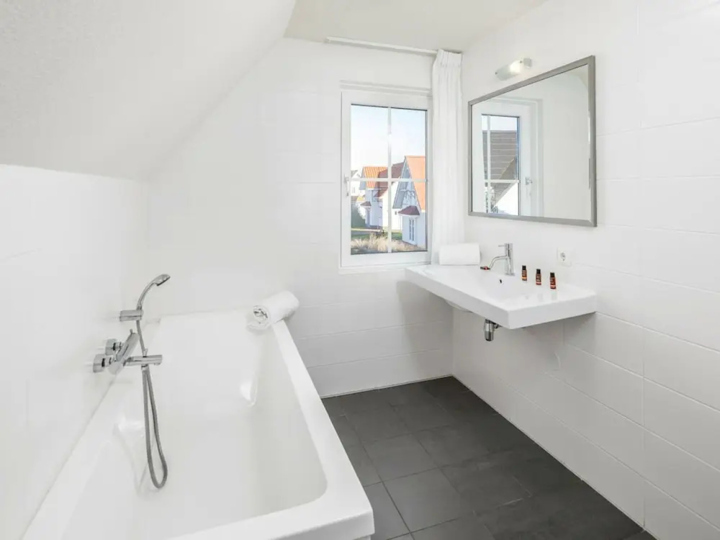 Detached Villa With Four Bathrooms Near the Sea