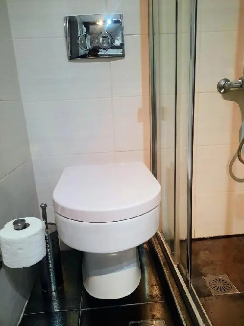 One bedroom apartment new with large living room