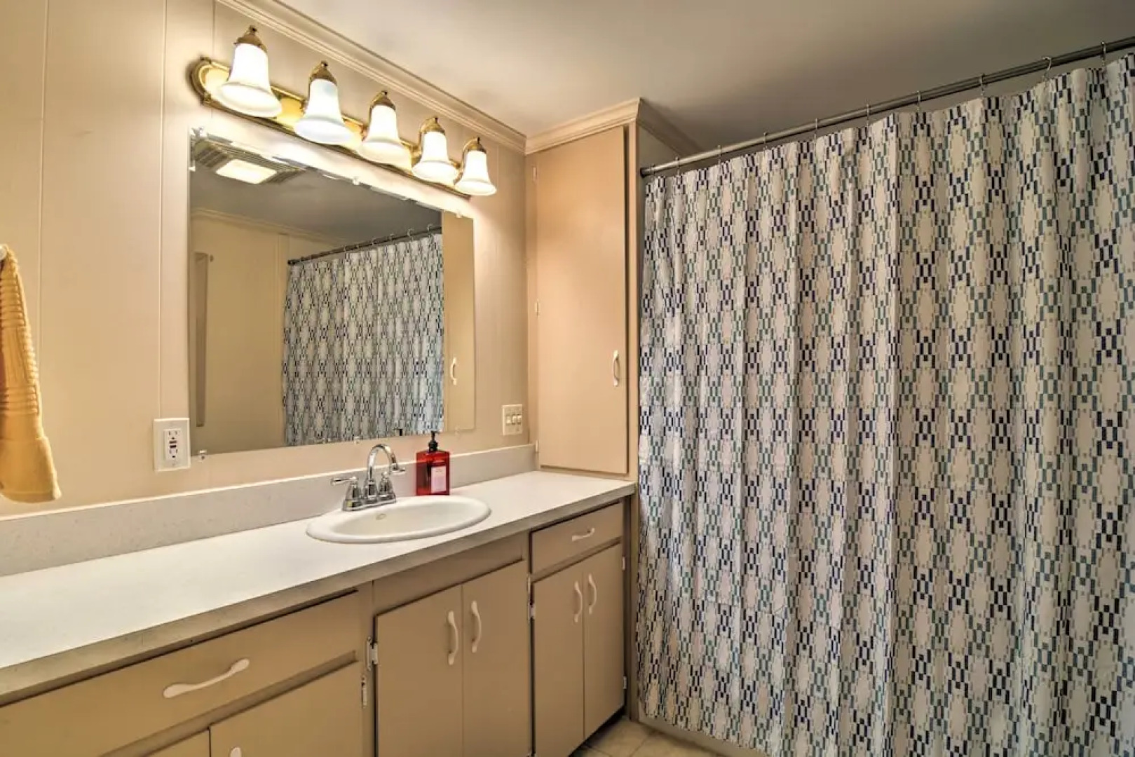 Roscommon Cabin w/ Fire Pit: Walk to Higgins Lake!