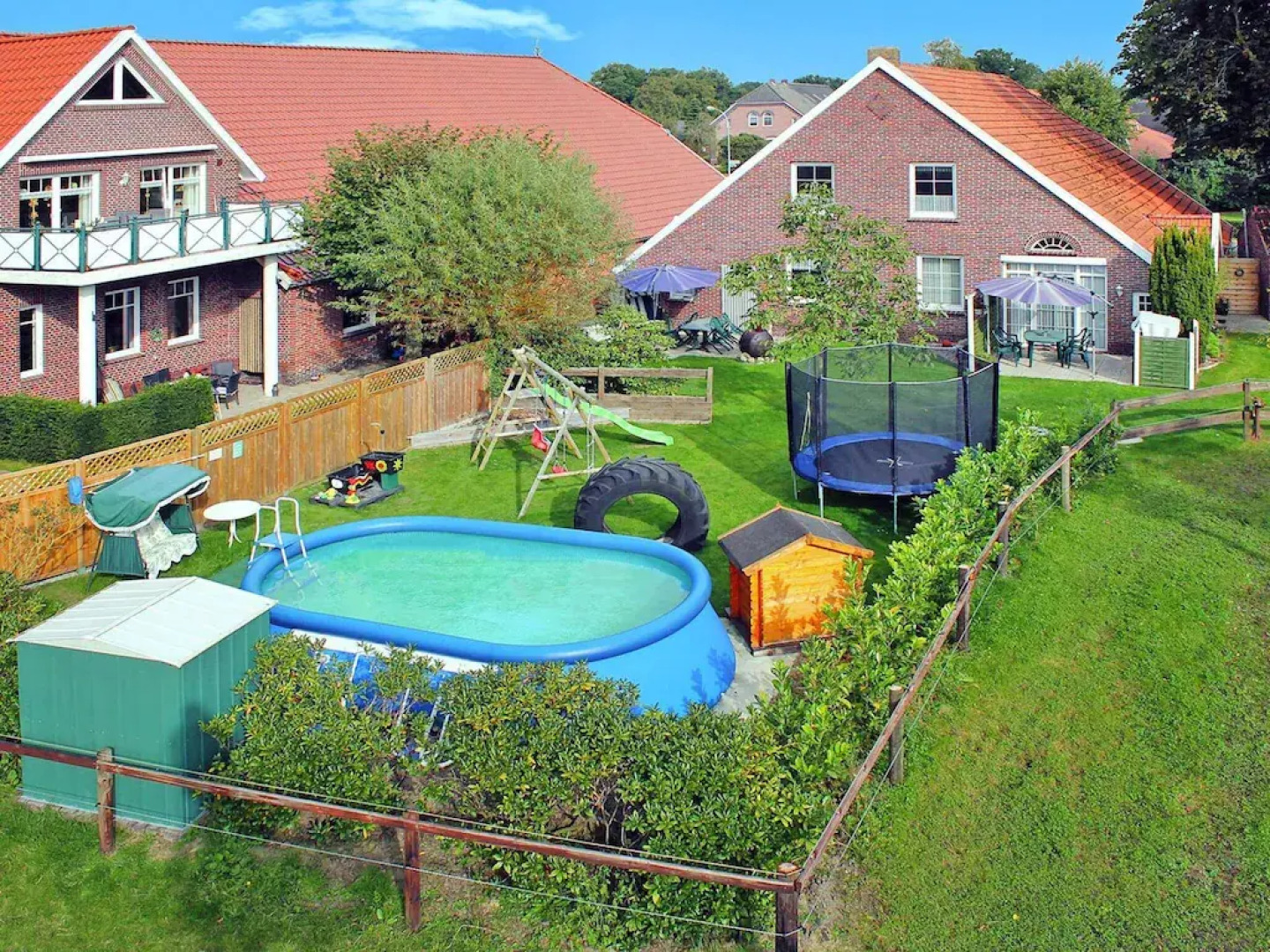 Terraced house in Strackholt with terrace