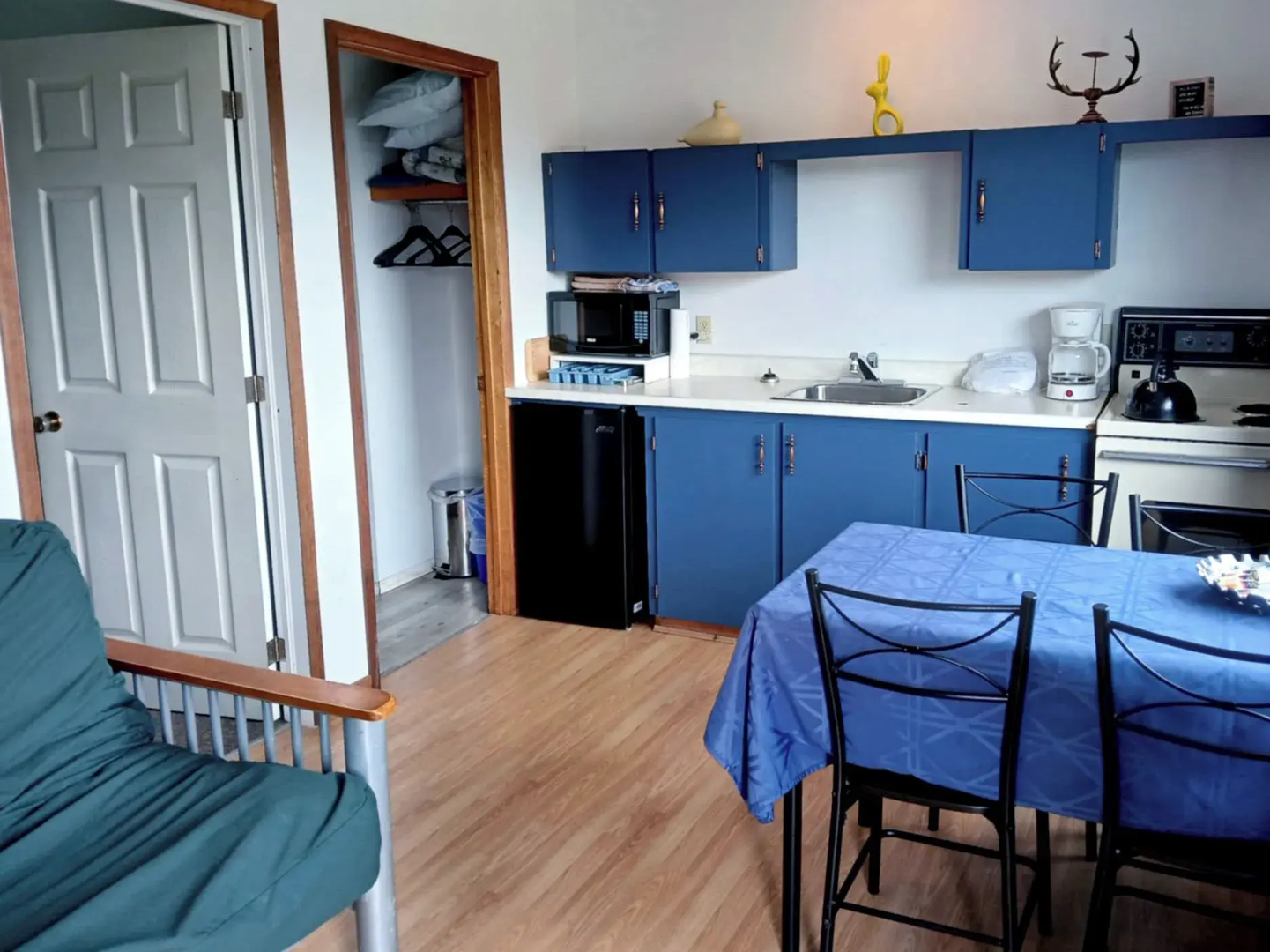 Sea Breeze Cottages & Motel