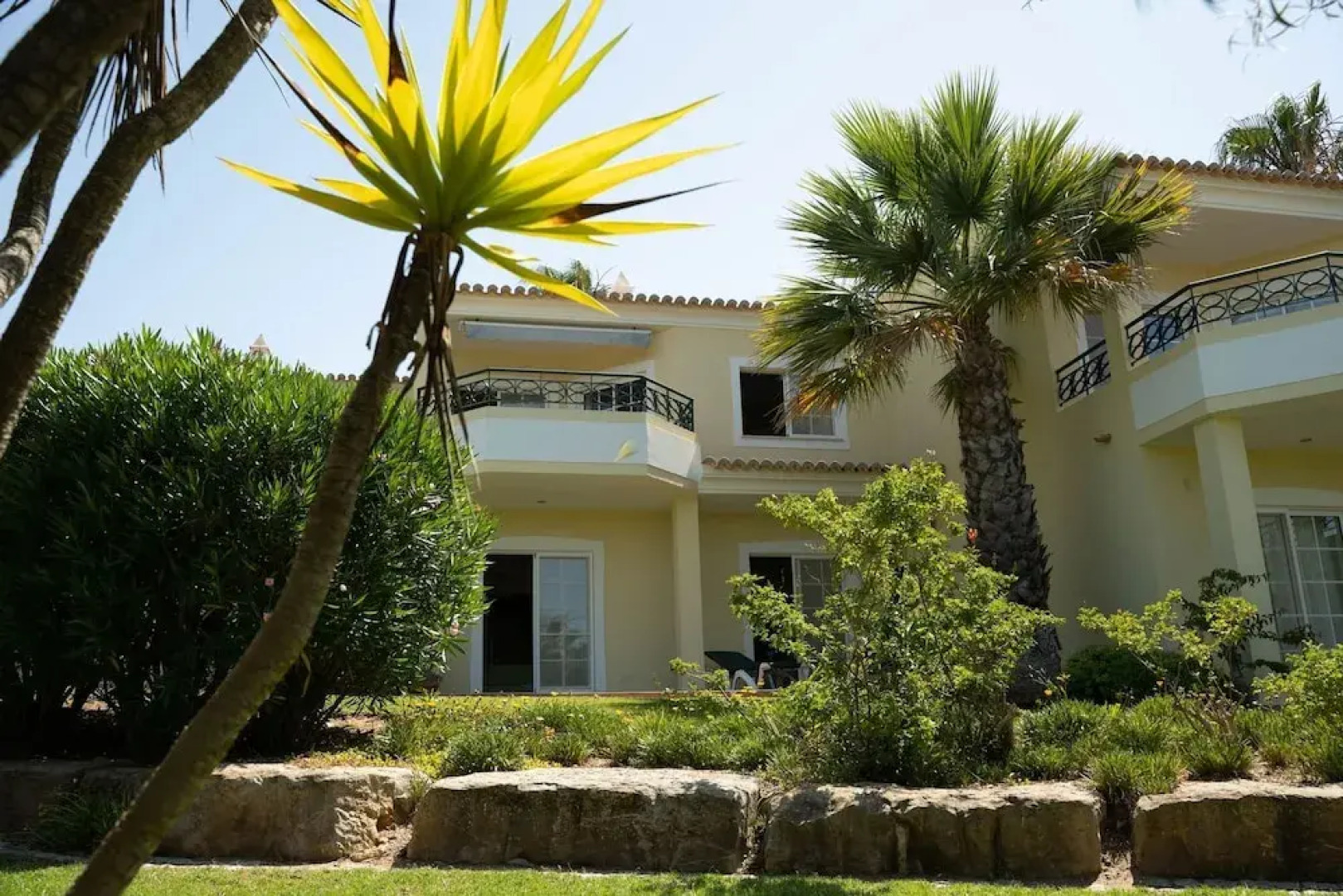 49 Presa da Moura Superbly 2 Bed Townhouse Clos