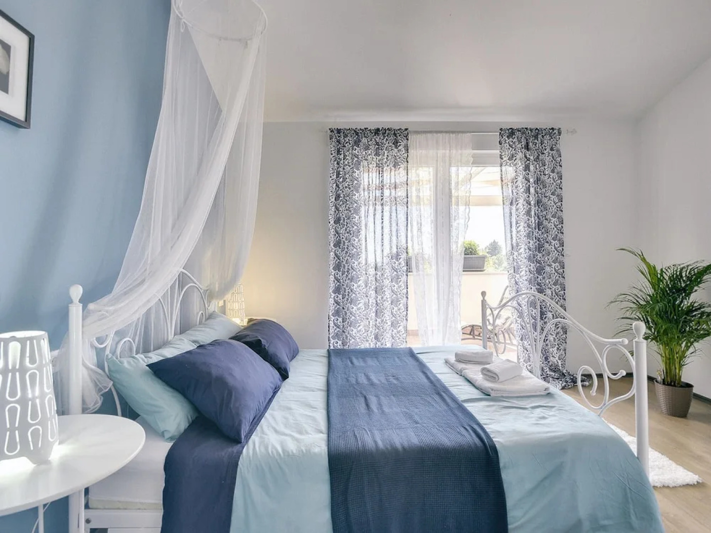 Superb Modern Villa With Pool, Large Fenced Yard Near the Beach