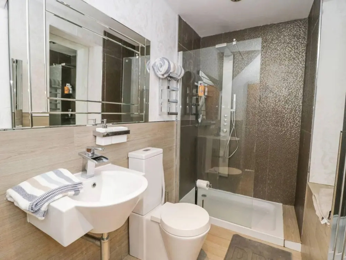 Meagill Farmhouse, hot Tub, bbq hut