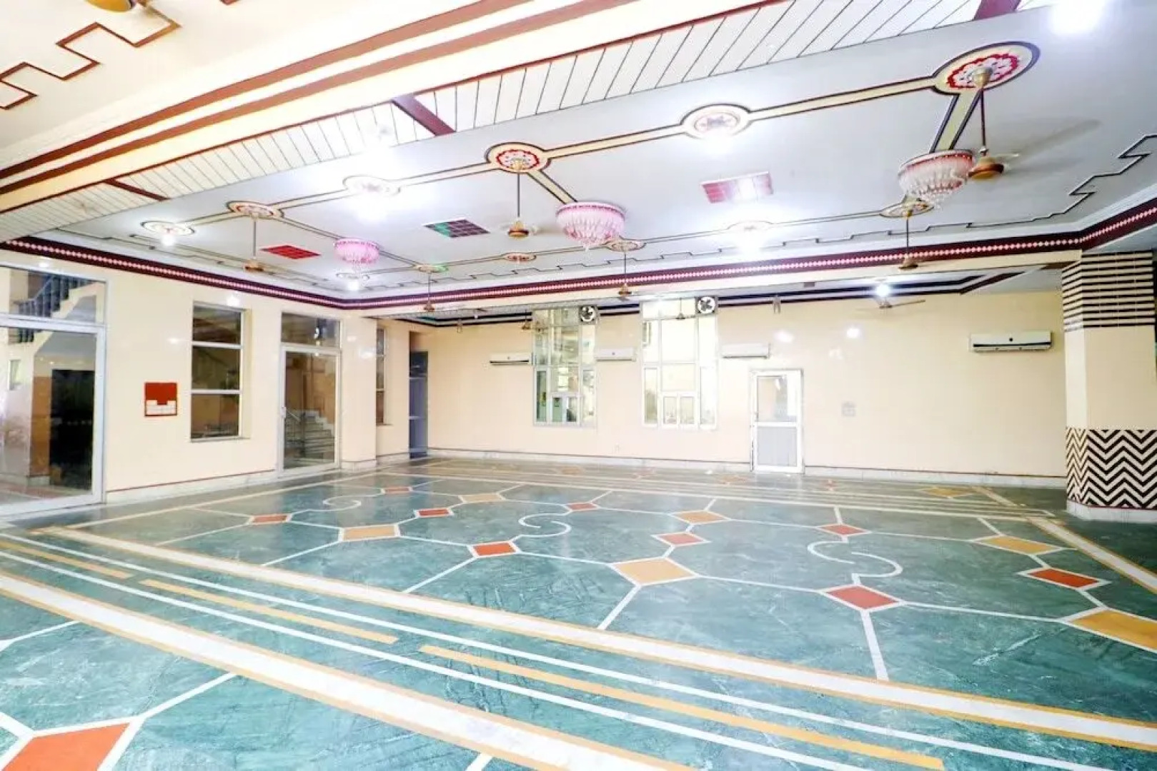 Hotel Shahi Mahal by OYO Rooms