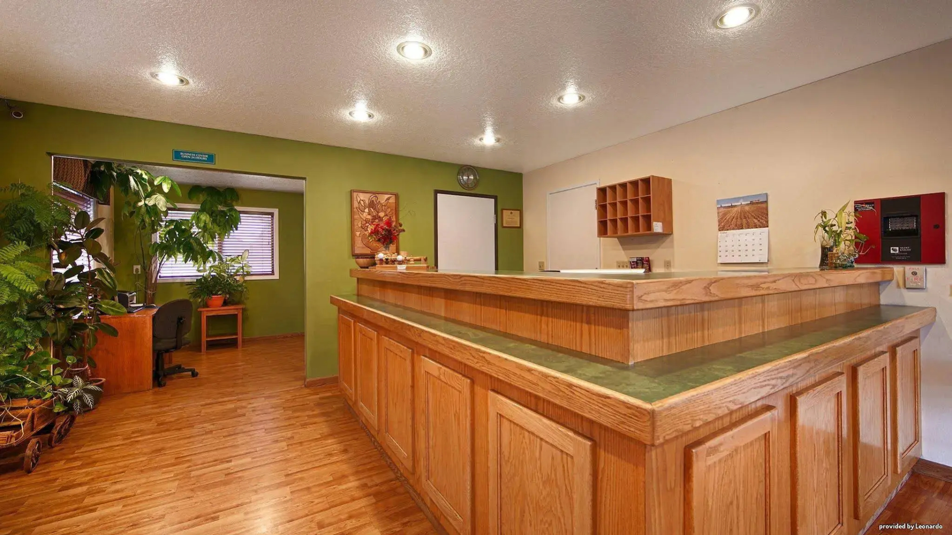 Oakridge Inn & Suites